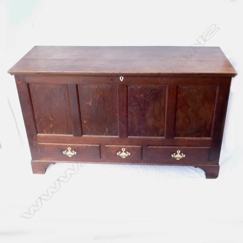 A Georgian oak mule chest with a plain top Image 1++