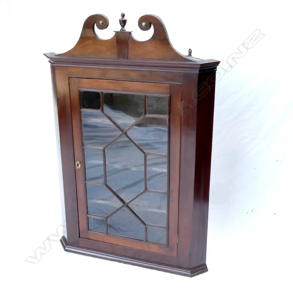 An Edwardian period Georgian Revival mahogany hanging corner cabinet Image 1++