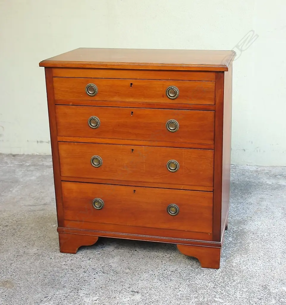 A mahogany Georgian style bachelor's chest of drawers Image 1++