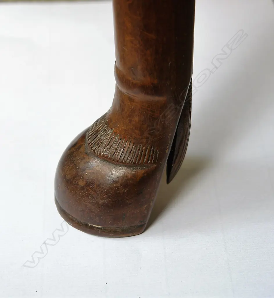 An early George III mahogany drop leaf gate-leg dining table Image 1++