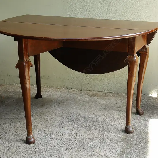 An early George III mahogany drop leaf gate-leg dining table