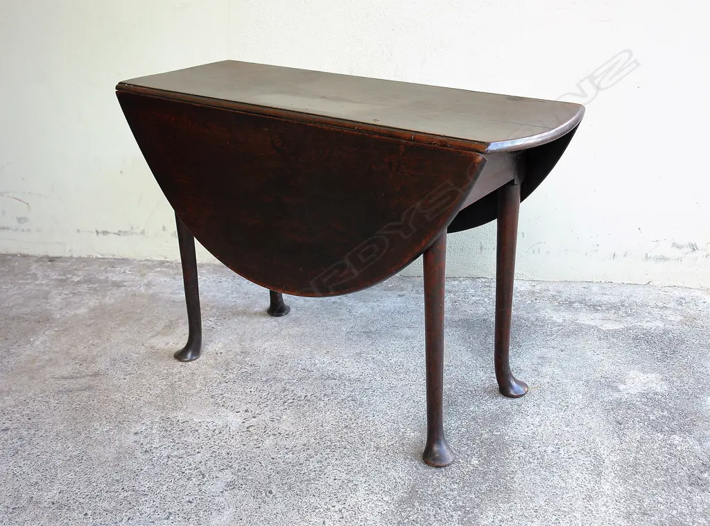 A George III mahogany drop-side gate-leg table Image 1++