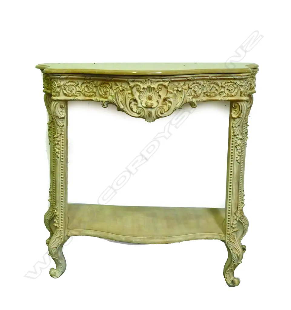 A small serpentine side table of French style Image 1++