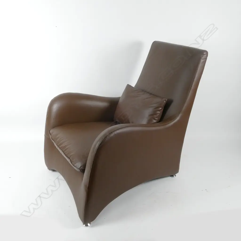 CHOC LEATHER MODERN ITALIAN CHAIR. RETAIL $2600 Image 1++
