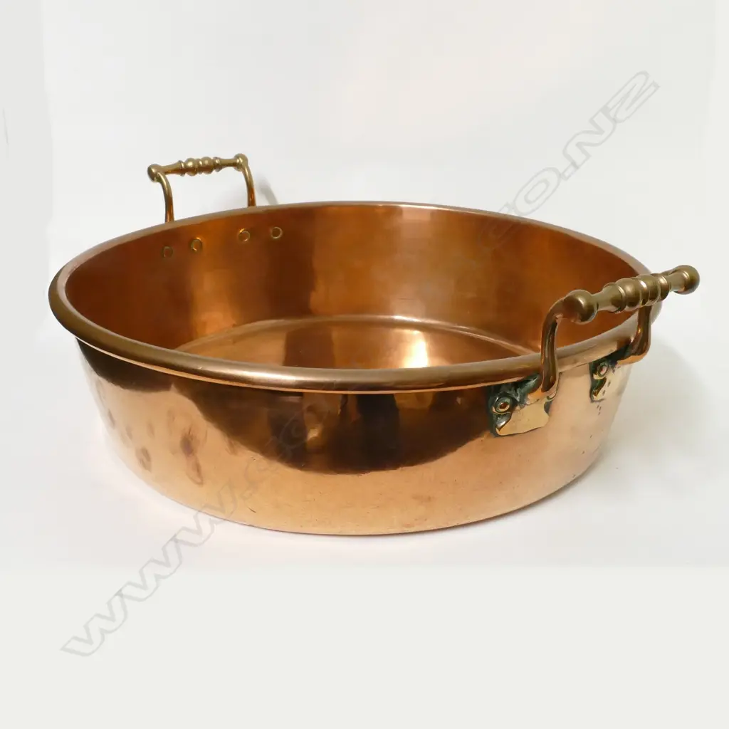 A large heavy Victorian copper jam pan Image 1++