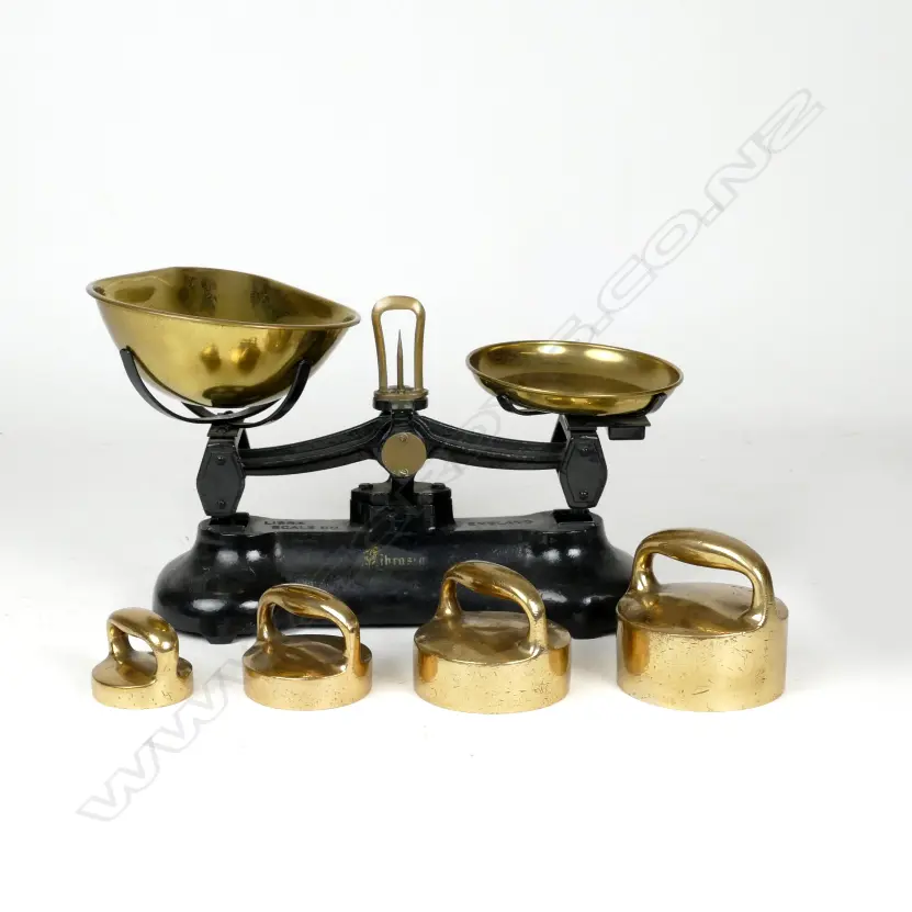 A set of cast iron and brass shop scales Image 1++