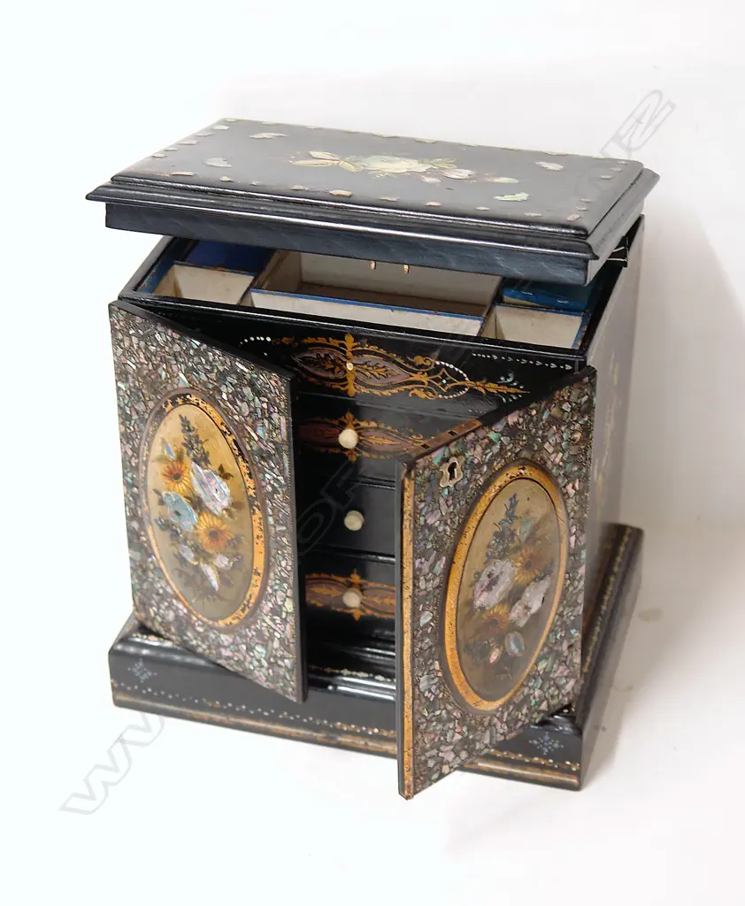 A Victorian black lacquer jewel chest Image 1++