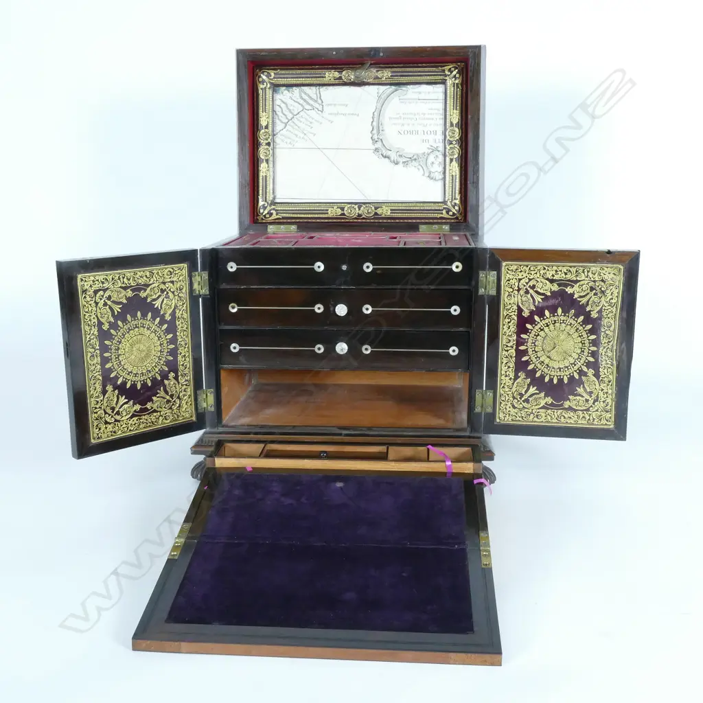 A Victorian mahogany lady's compendium Image 1++