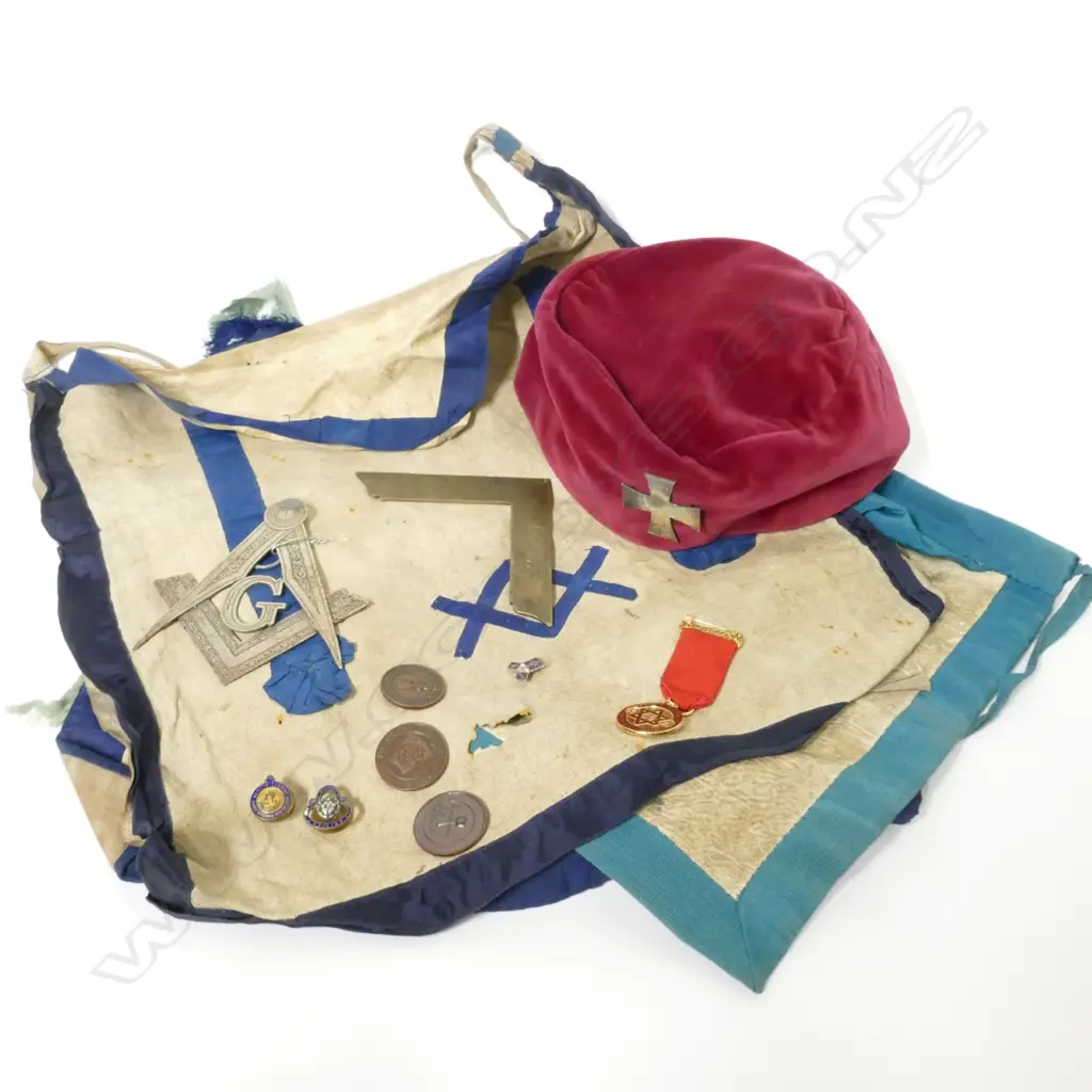 A collection of Masonic regalia and jewels Image 1++
