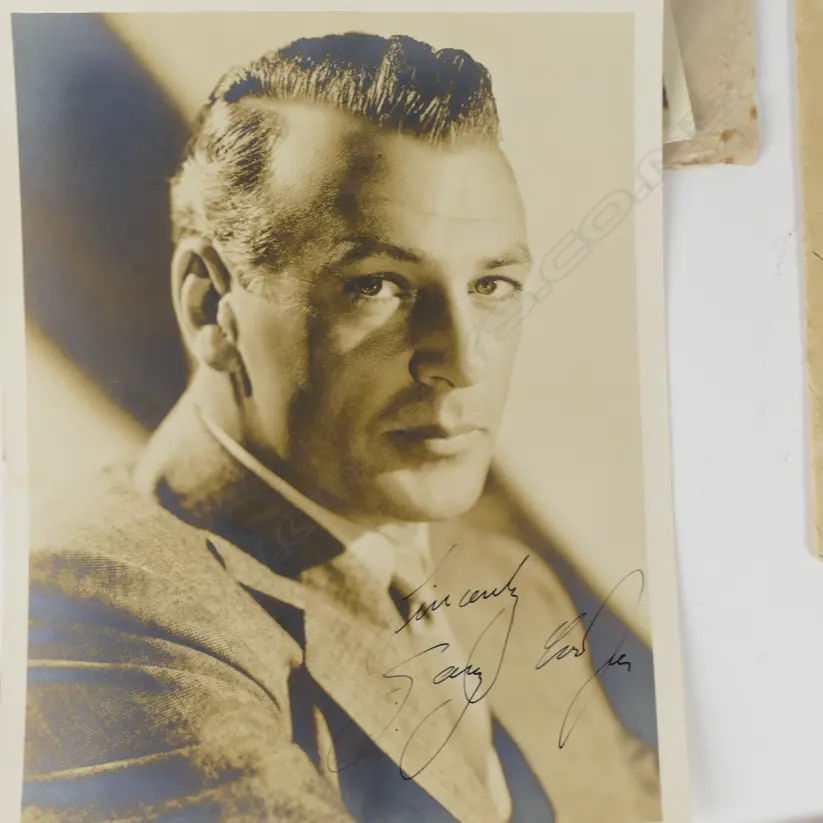 A collection of signed 1930s Hollywood movie star photos Image 1++