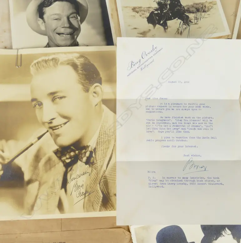 A collection of signed 1930s Hollywood movie star photos Image 1++