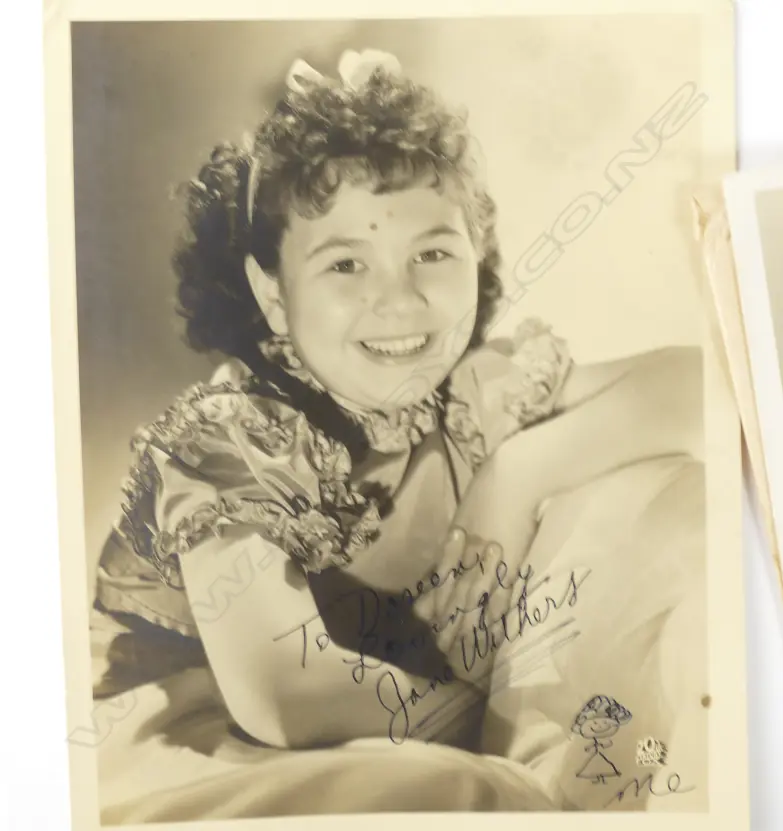 A collection of signed 1930s Hollywood movie star photos Image 1++