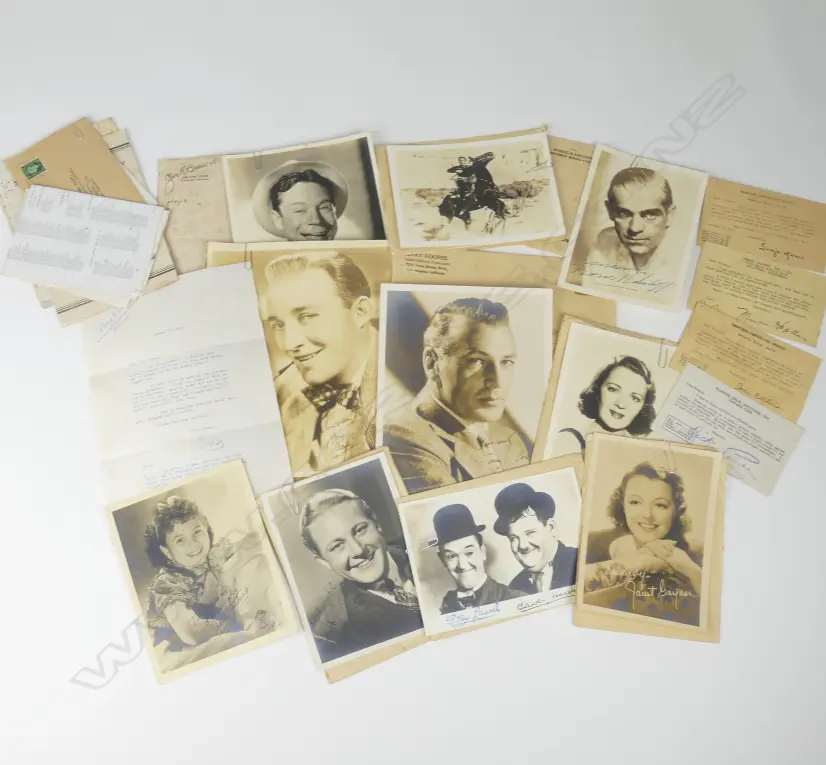 A collection of signed 1930s Hollywood movie star photos Image 1++