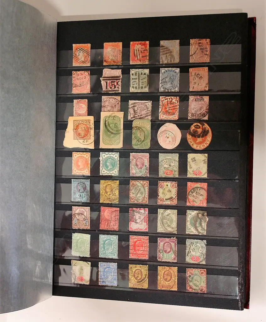 An album of over 1200 Great Britain stamps Image 1++