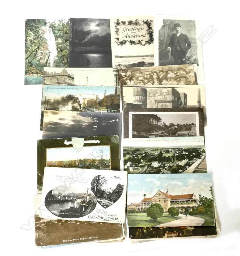 A collection of early 20thC New Zealand postcards Image 1++