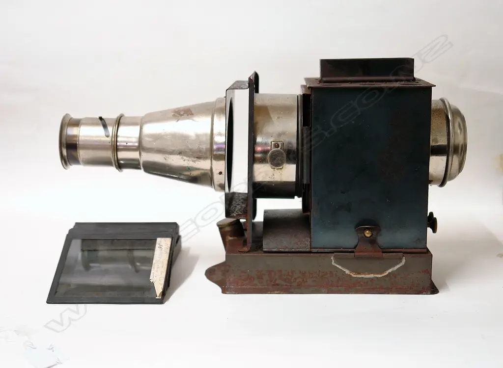 A vintage tin and chrome magic lantern Image 1++