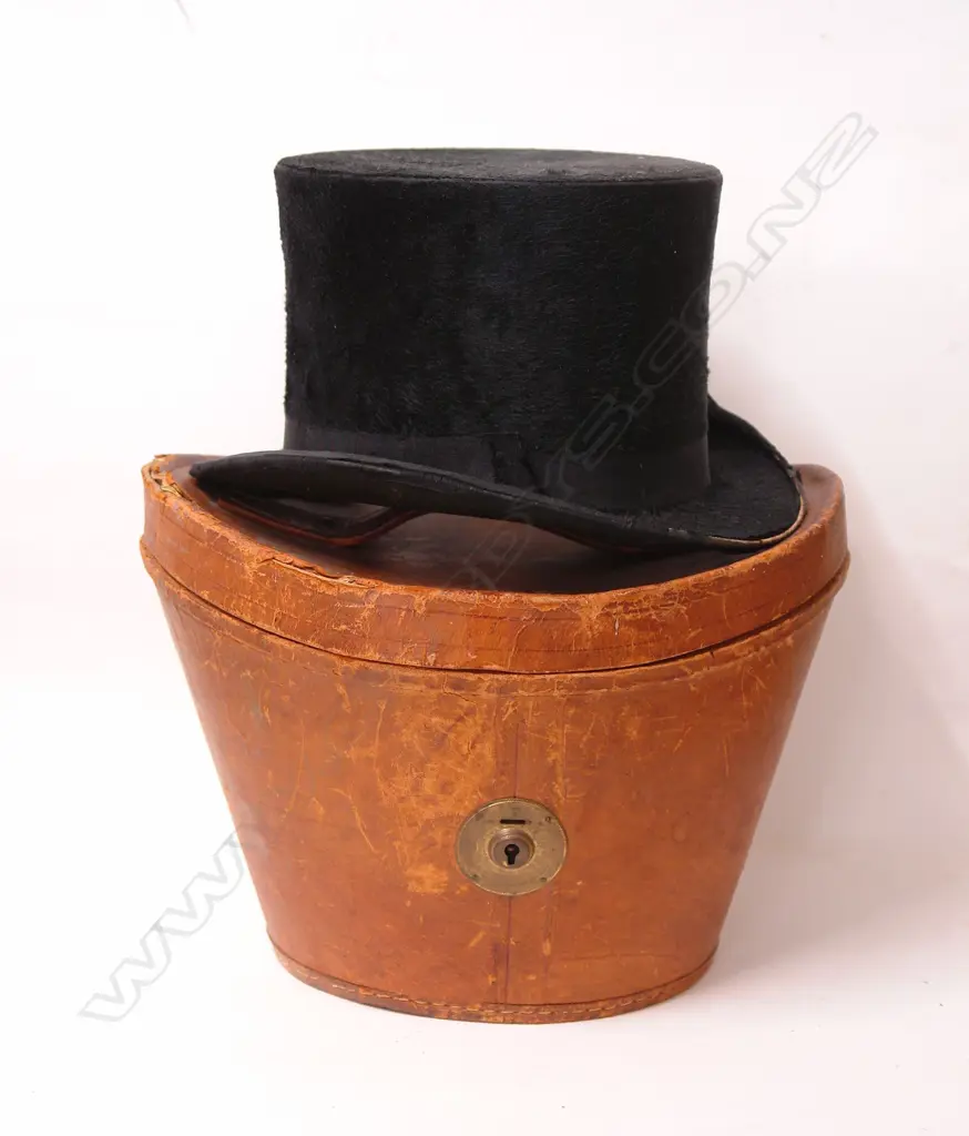 A late Victorian leather cased top hat Image 1++