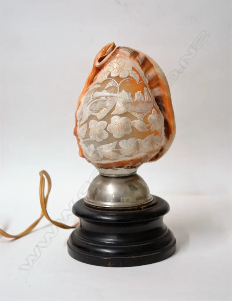 An early 20thC Venetian carved cameo shell lamp Image 1++