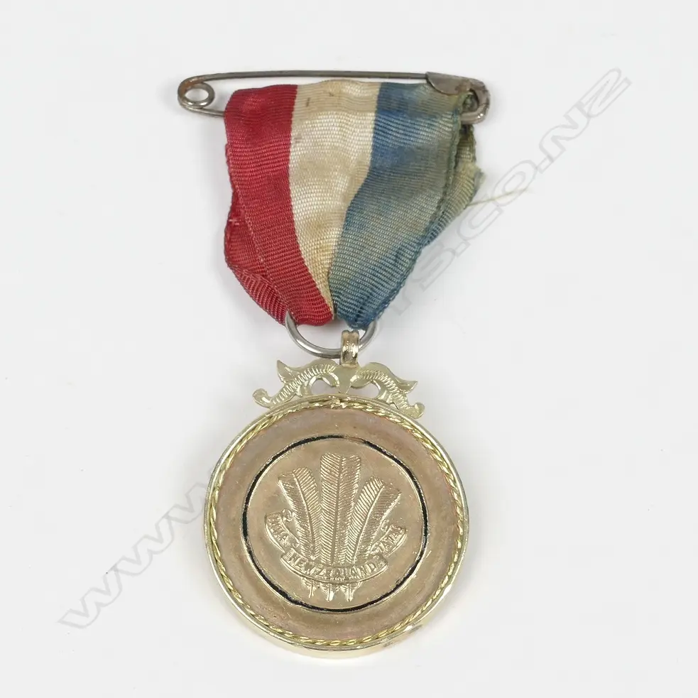 A scarce WW1 9ct. tribute medal Image 1++