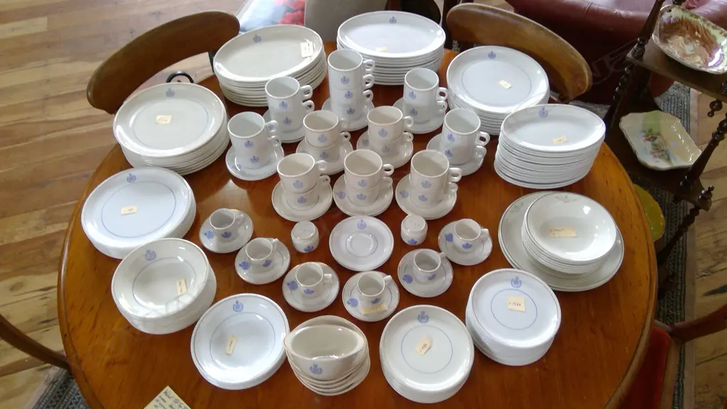 150 plus piece collection of RNZAF crested Crown Lynn crockery Image 1++