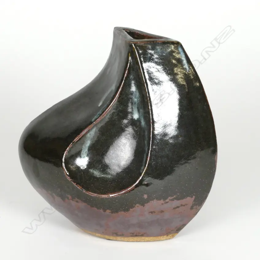 Jim Greig 'turning form' vase Image 1++
