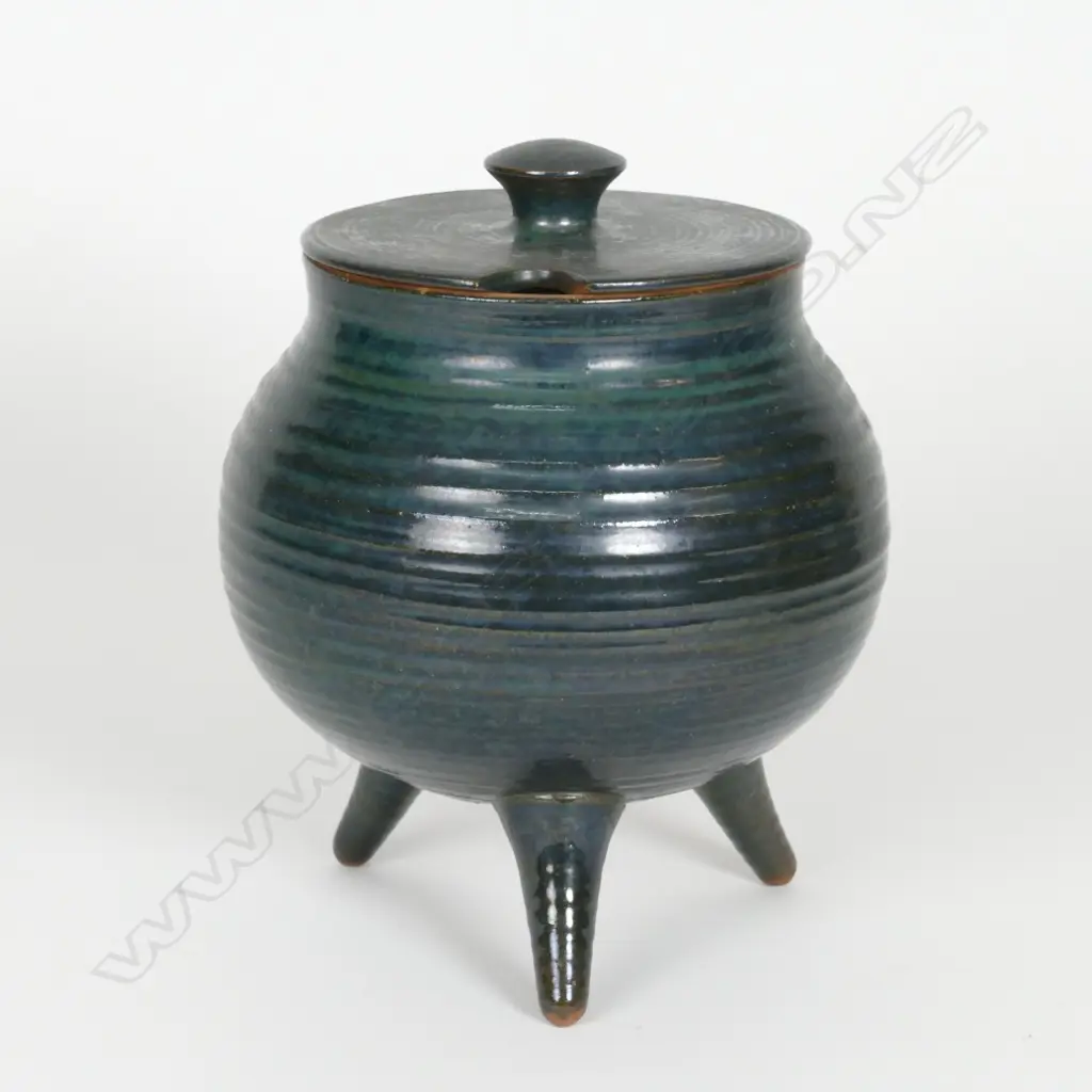 Mirek Smisek green cauldron with tripod feet and flat lid Image 1++