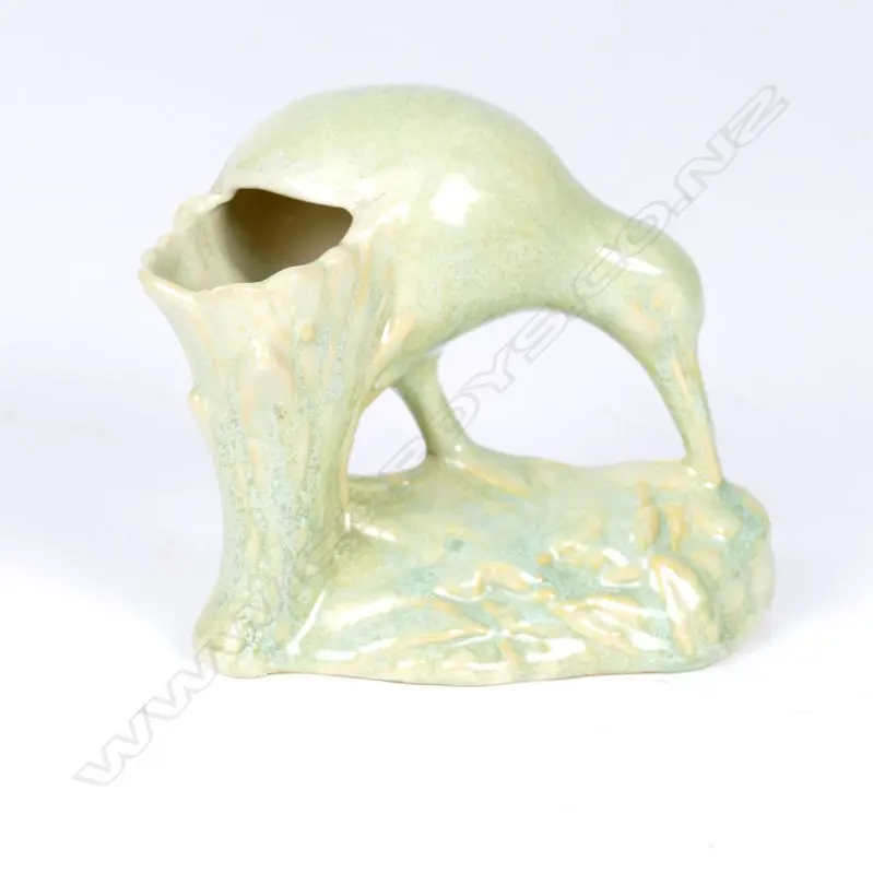 An Ambrico trickle glaze kiwi spill vase Image 1++