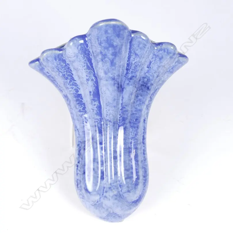 An Amalgamated Brick & Pipe Co. wall vase Image 1++