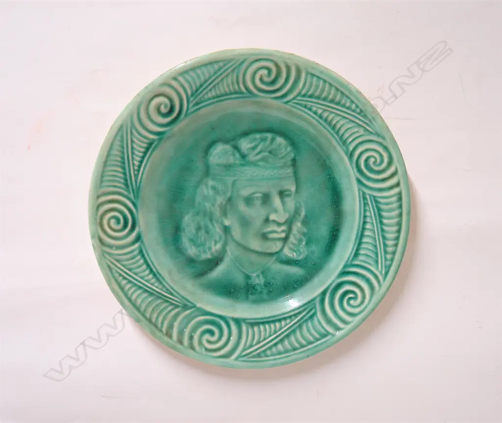 A Crown Lynn Wharetana wall plate (plaque) 'Puhi Urutapu Tamahine' Image 1++