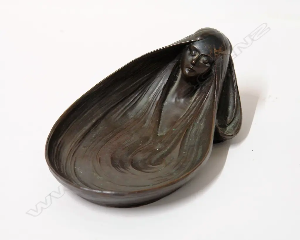 A bronze figural dish after Gustave Gurschner (Austrian 1873-1971) Image 1++