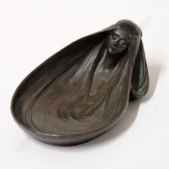 A bronze figural dish after Gustave Gurschner (Austrian 1873-1971)