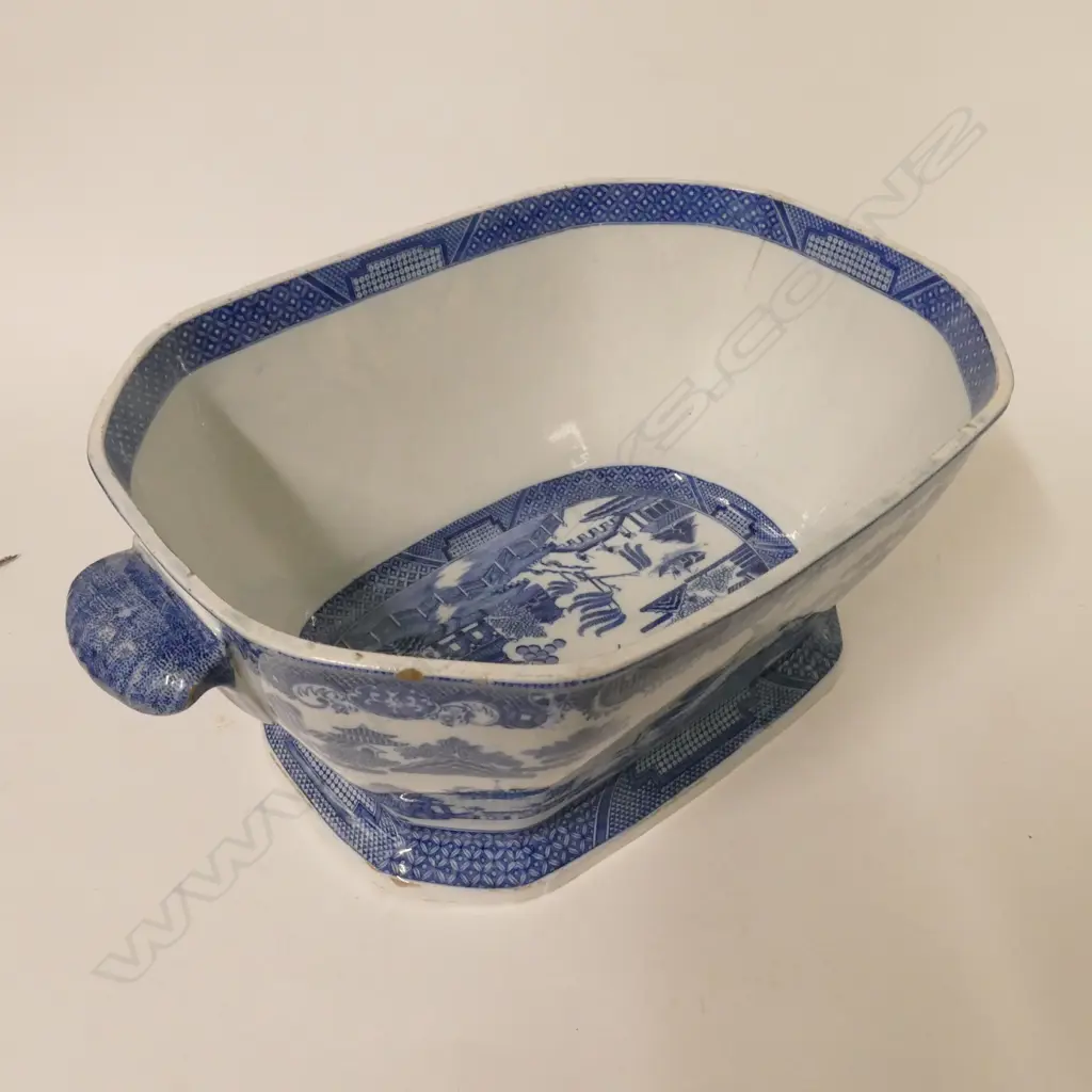 An early 19thC whiteware 'Blue Willow' pattern lidded soup tureen Image 1++
