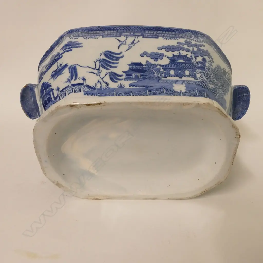 An early 19thC whiteware 'Blue Willow' pattern lidded soup tureen Image 1++