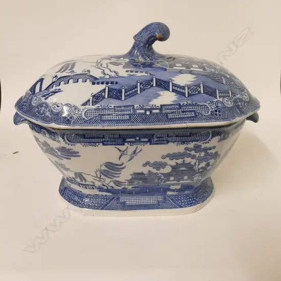 An early 19thC whiteware 'Blue Willow' pattern lidded soup tureen