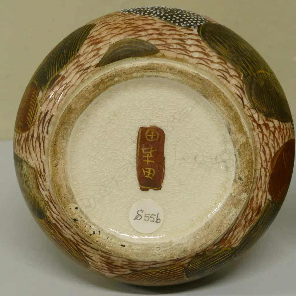 A pair of Satsuma earthenware vases Image 1++