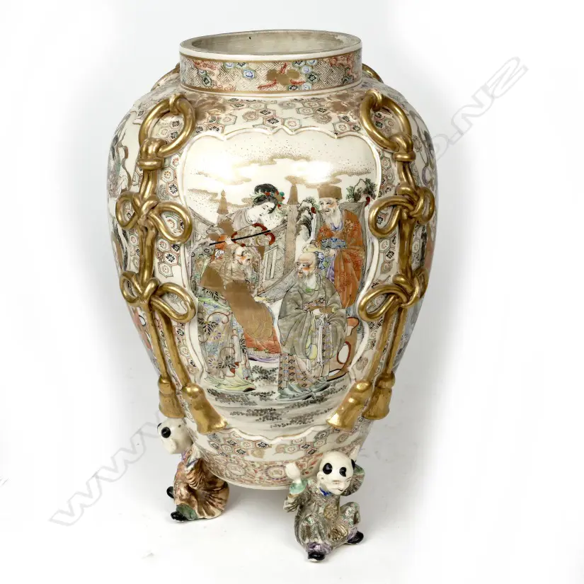 A large Meiji period Satsuma covered vase Image 1++