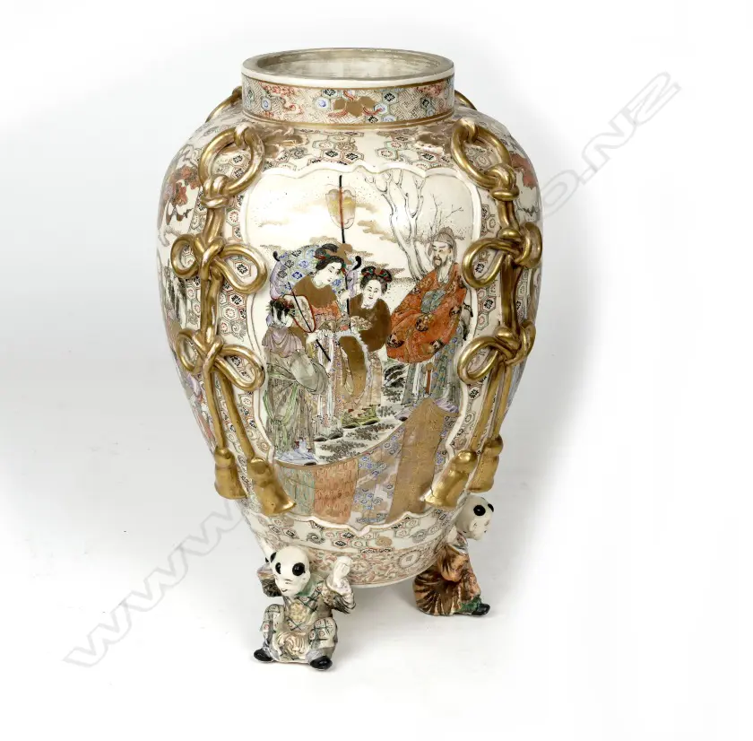 A large Meiji period Satsuma covered vase Image 1++
