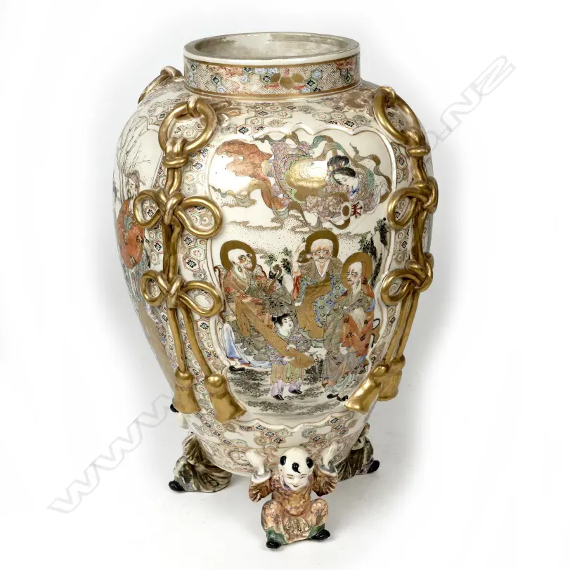A large Meiji period Satsuma covered vase Image 1++