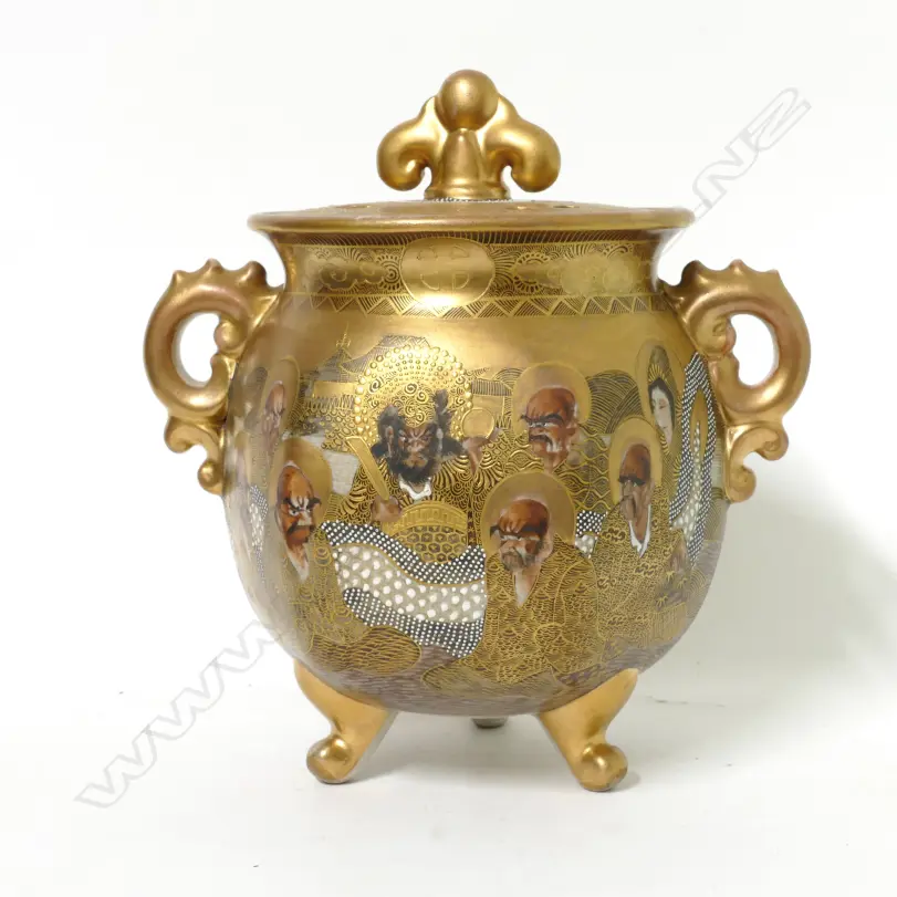 A Satsuma potpourri vase and cover Image 1++