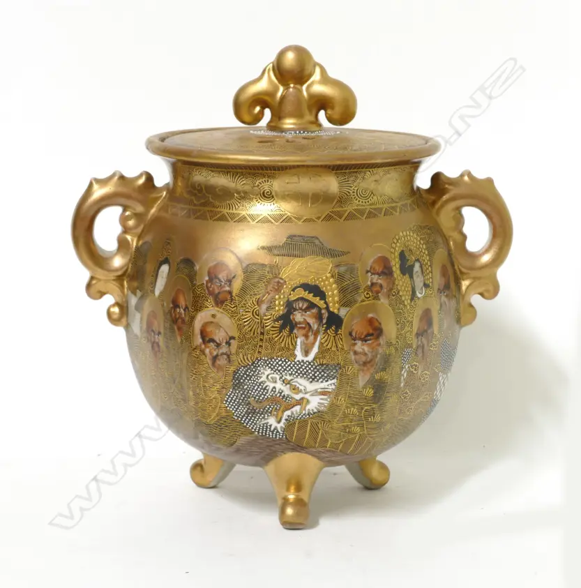 A Satsuma potpourri vase and cover Image 1++