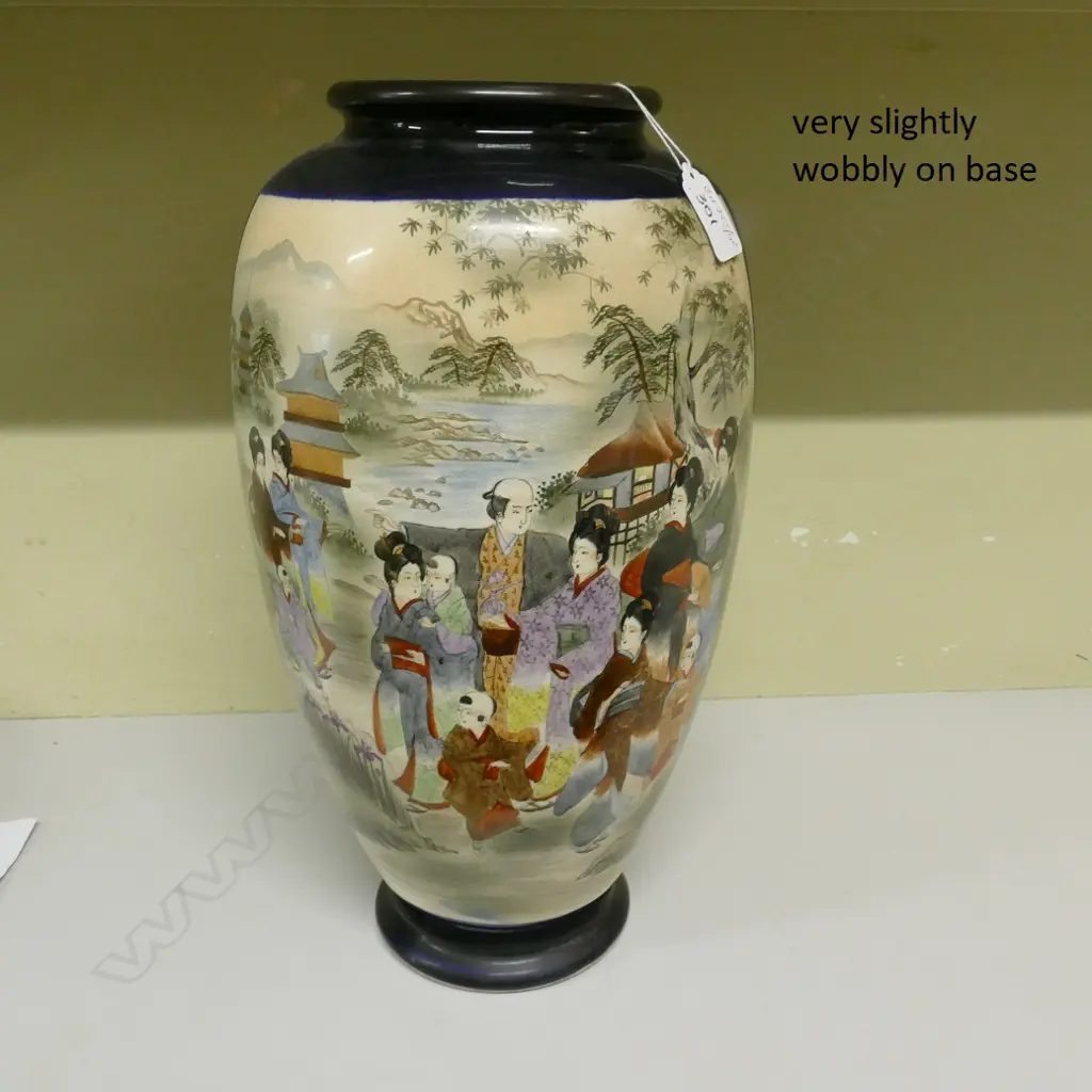 A large Satsuma vase Image 1++