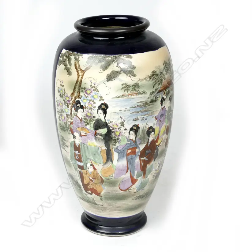 A large Satsuma vase Image 1++