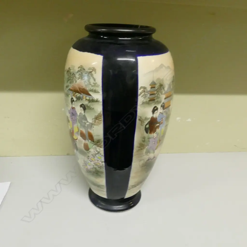 A large Satsuma vase Image 1++