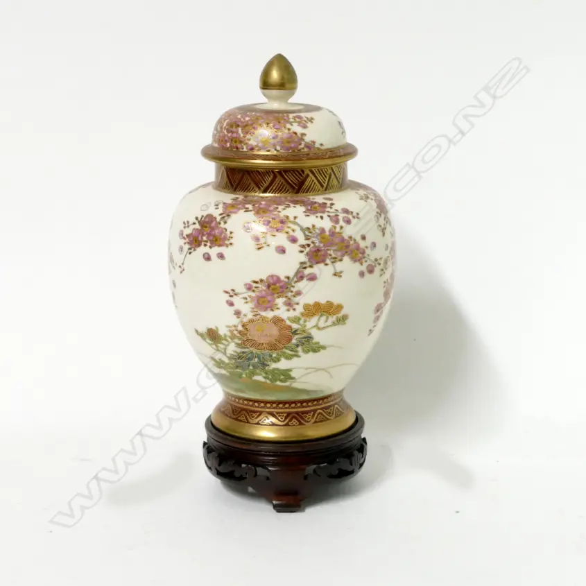 A Satsuma jar and cover Image 1++