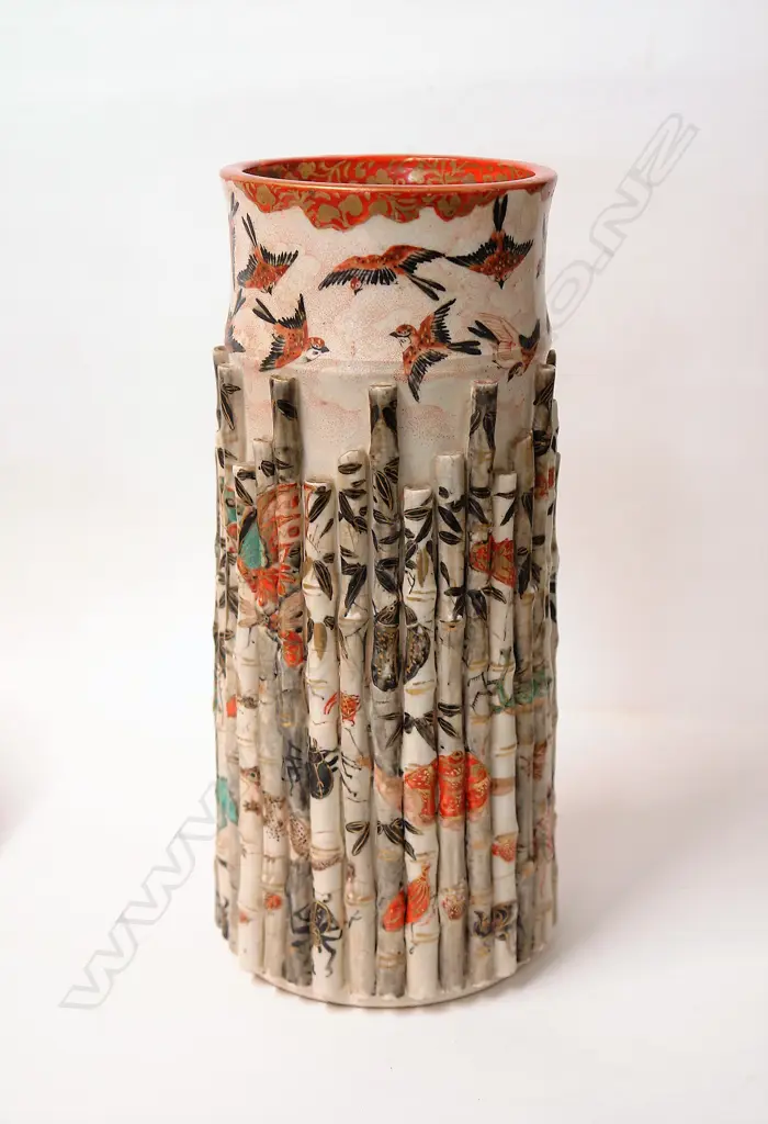 A 19thC Japanese Kutani cylinder vase Image 1++