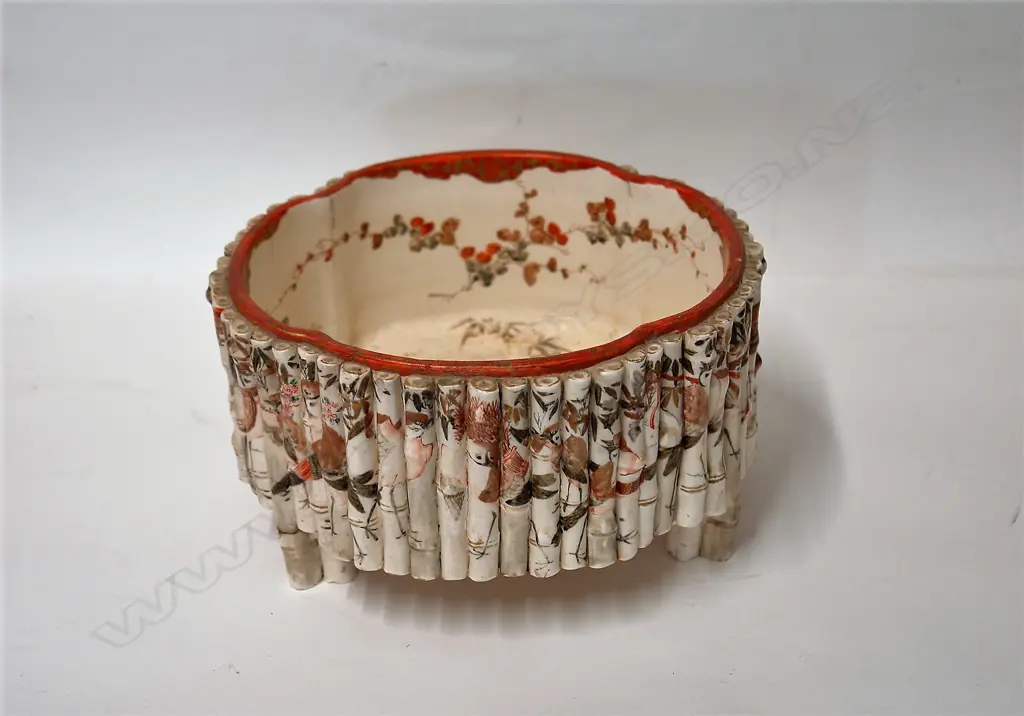 A 19thC Japanese Kutani quatrefoil bowl Image 1++