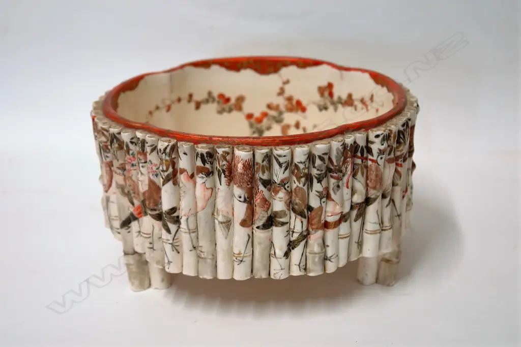 A 19thC Japanese Kutani quatrefoil bowl Image 1++
