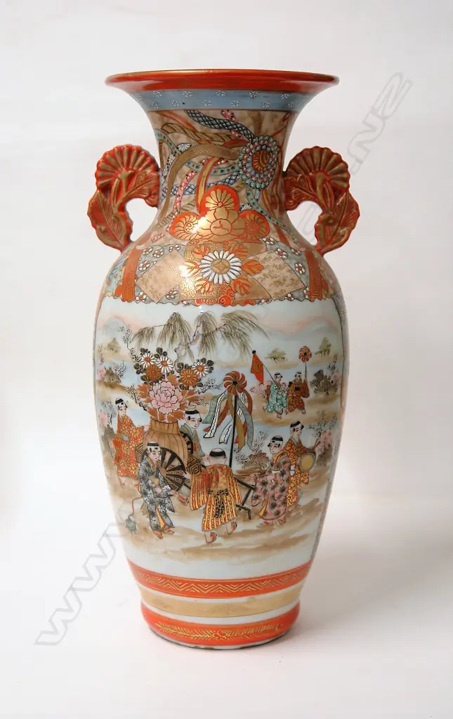 A c.1900 Japanese Kutani vase Image 1++
