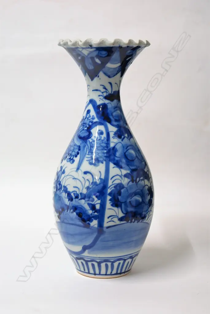 An old Japanese Arita porcelain vase Image 1++