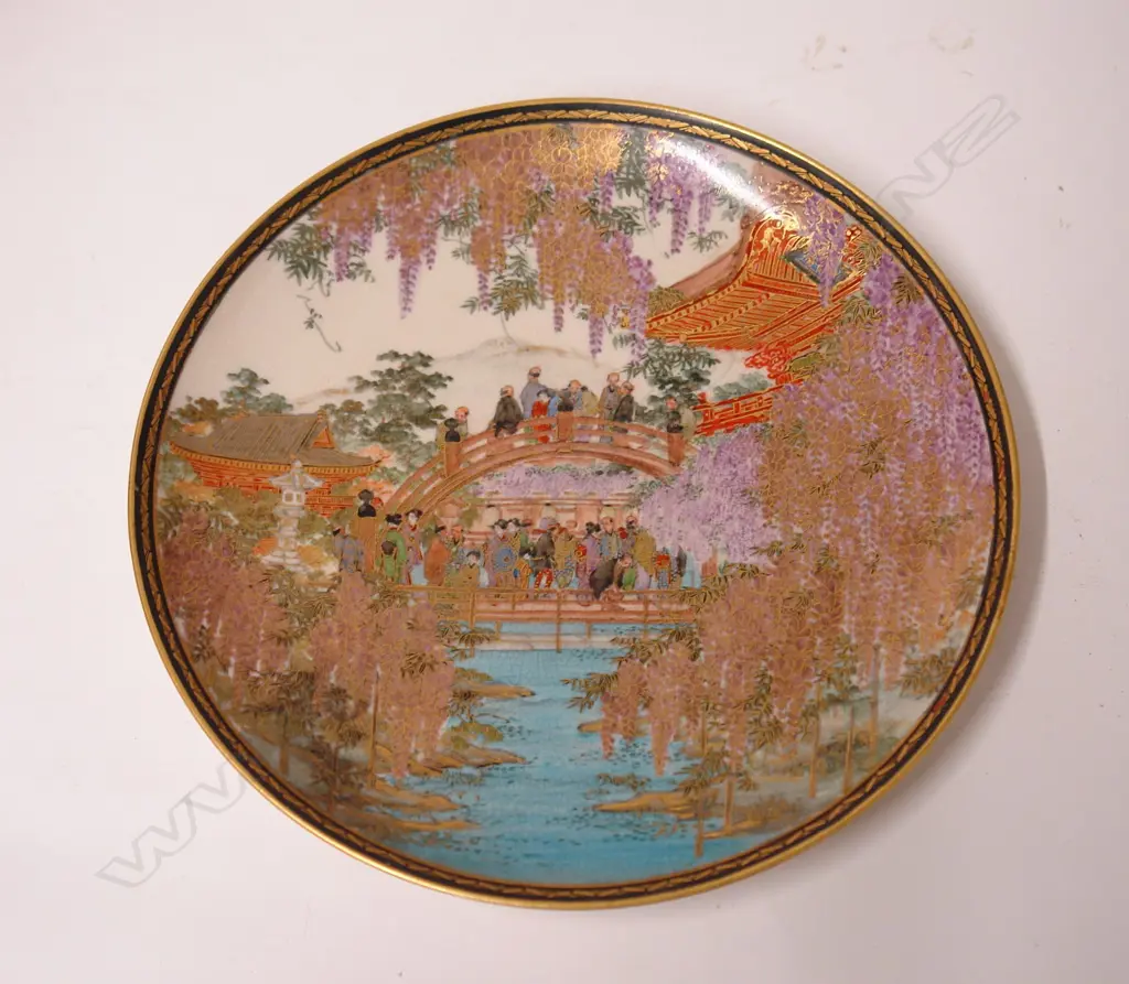 A Japanese early 20thC finely decorated plate Image 1++